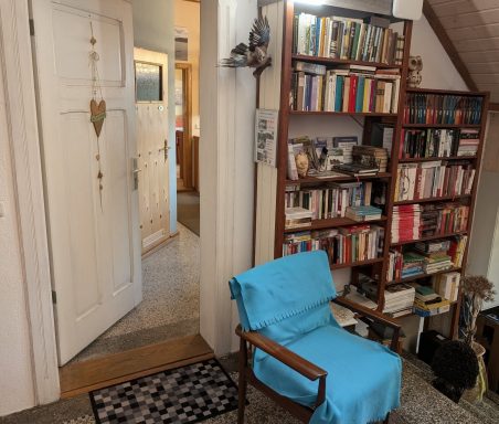 Bücherregal im Eingangsbereich