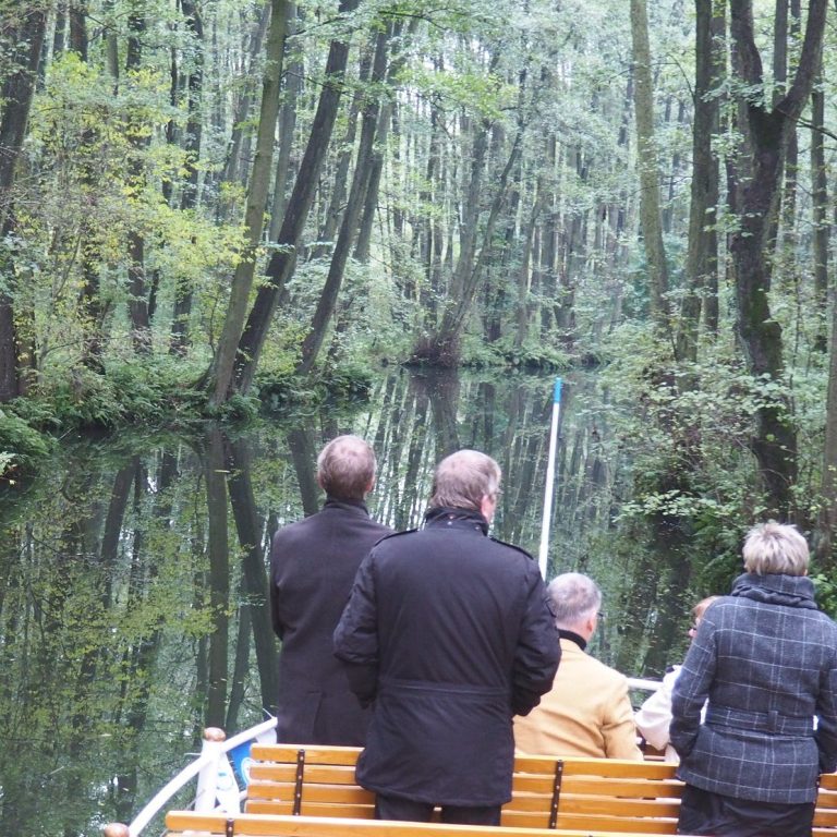Fahrgastschifffahrt Mit einem Fahrgastschiff auf dem Wasser