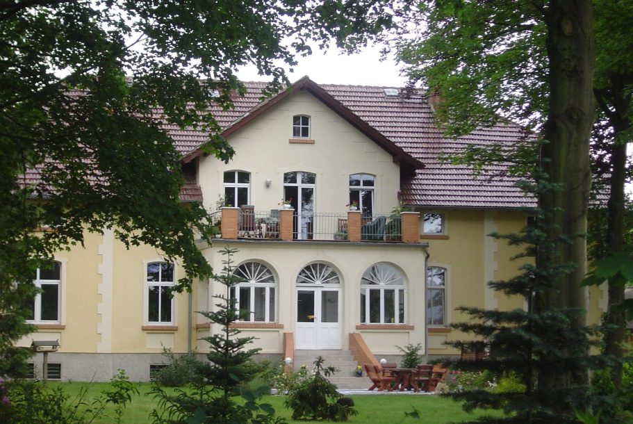 Zur Pension Gutshaus Stolpe Blick auf das Gutshaus von der Straße aus