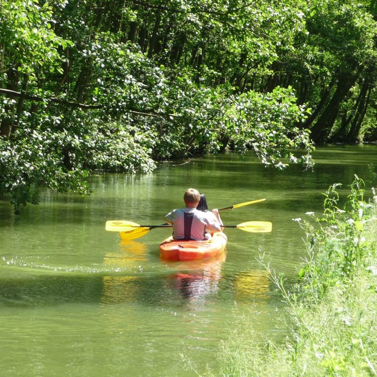 Paddelbootverleih Mit ausgeliehenem Paddelboot unterwegs