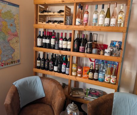 Hofladen mit Wein und regionalen Spezialitäten Hofladen mit Wein und regionalen Spezialitäten